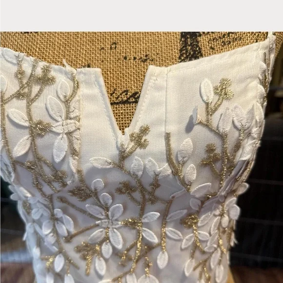 White and gold 3D floral corset style zip up back crop top - Picture 2 of 7